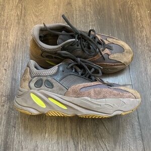 YEEZY BOOST 700 MAUVE size 7.5